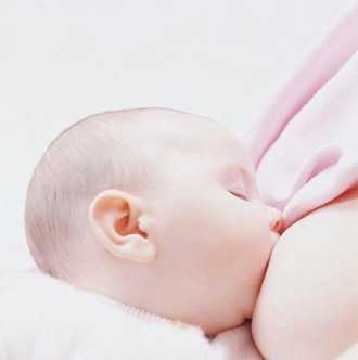 感动！新生患儿需母乳 80后护士自愿喂养